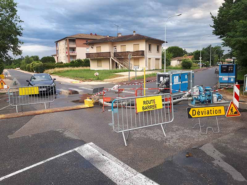 Matériels de pompage installés en plein croisement de route avec un dispositif de sécurité
