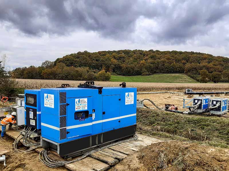Groupes électrogènes et pompes installés dans un champ