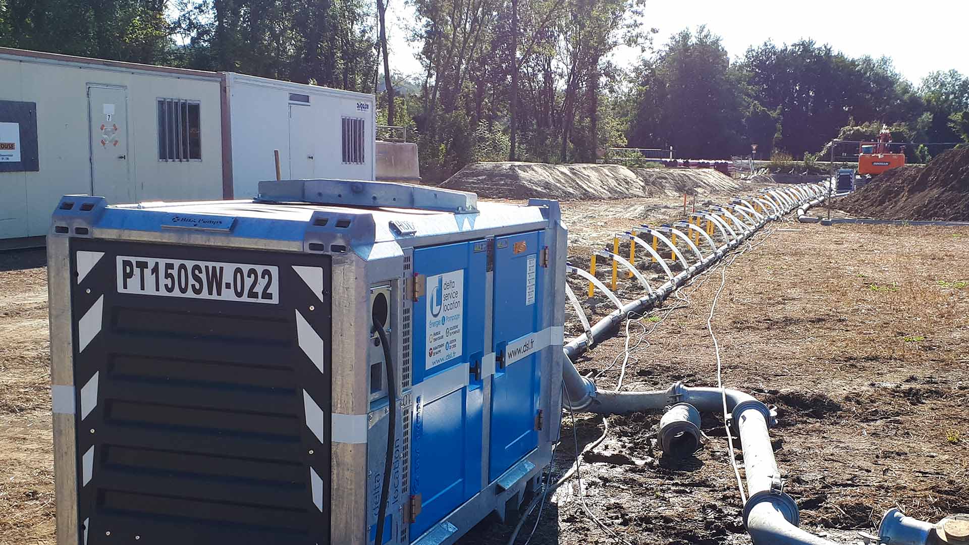 Pompe à vide et pointes filtrantes alignées vue rapprochée