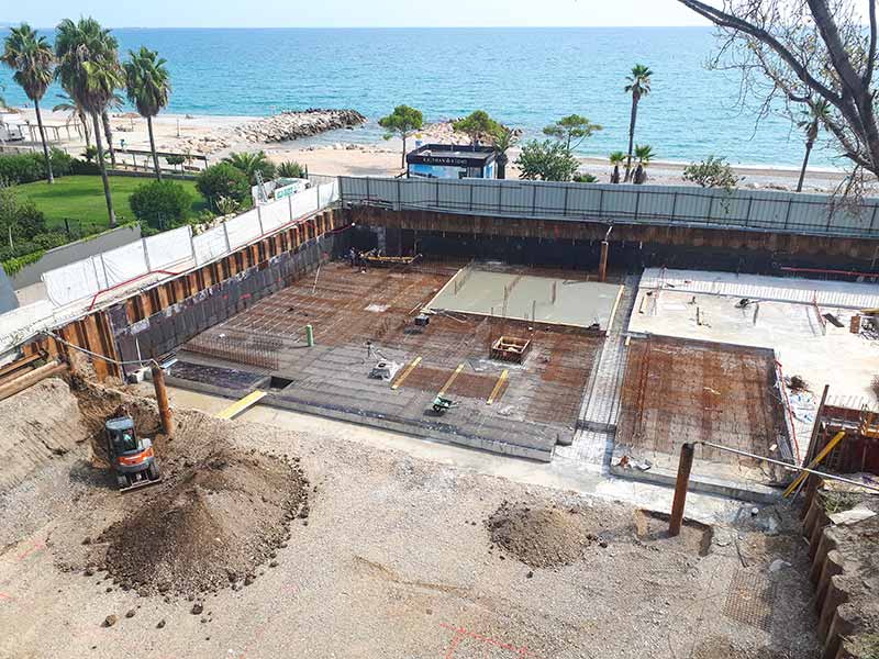 Rabattement de nappe en bord de mer avec puits filtrants dans une paroi palplanche