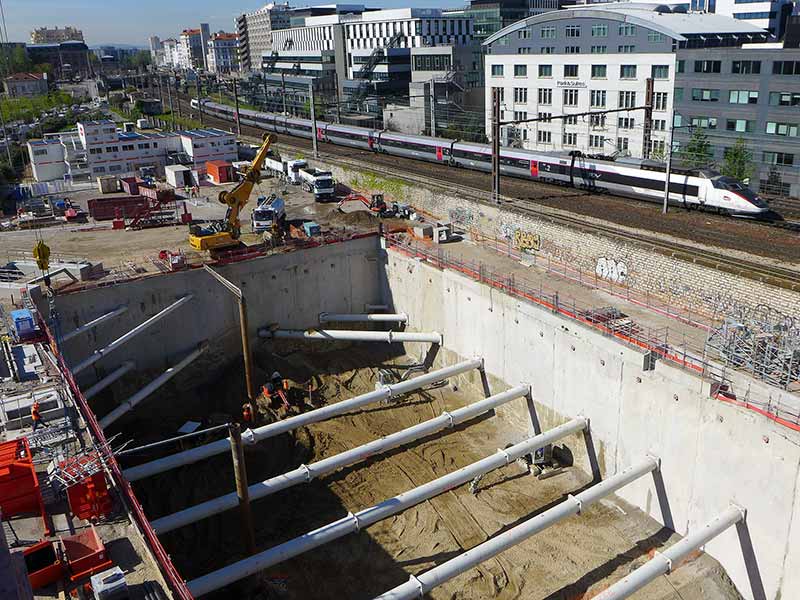 Chantier de rabattement de nappe avec puits filtrants et butons