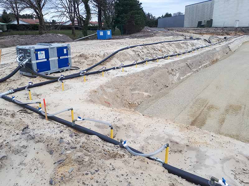 Chantier avec pointes filtrantes installées et pompe à vide
