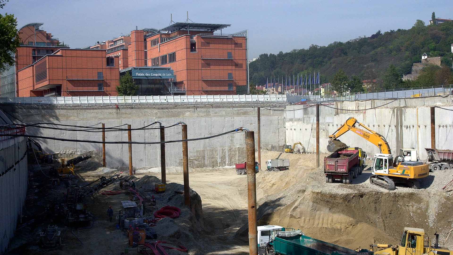 Chantier de rabattement de nappe avec puits crépinés alignés