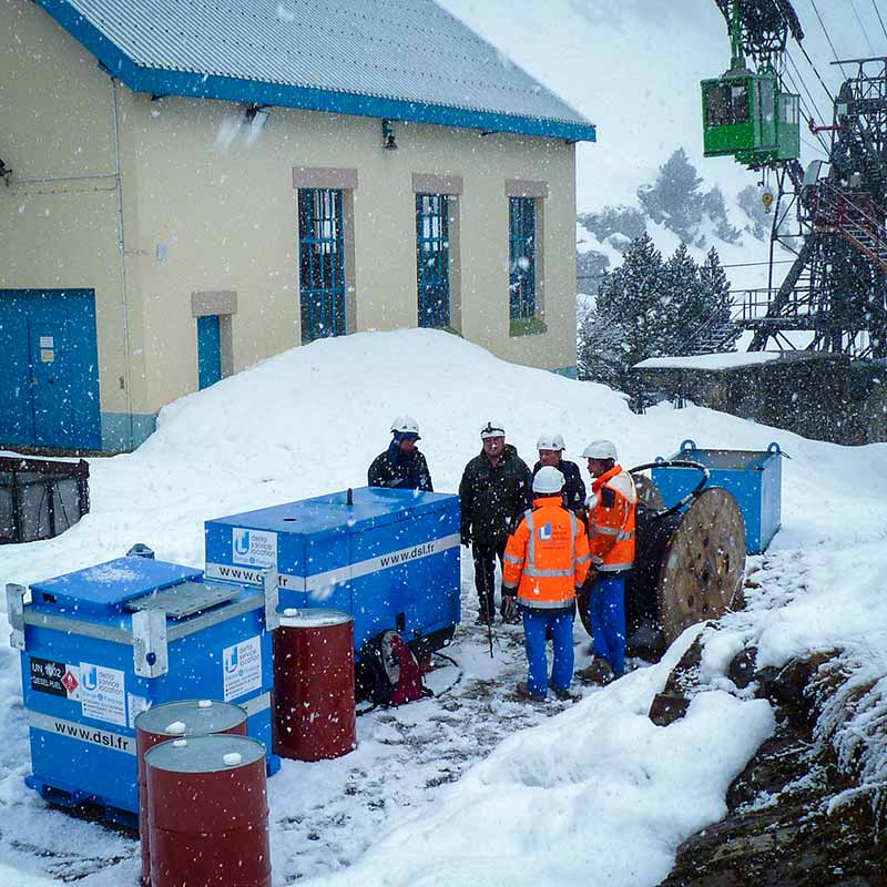 Techniciens Delta Service Location discutant avec des clients sous la neige
