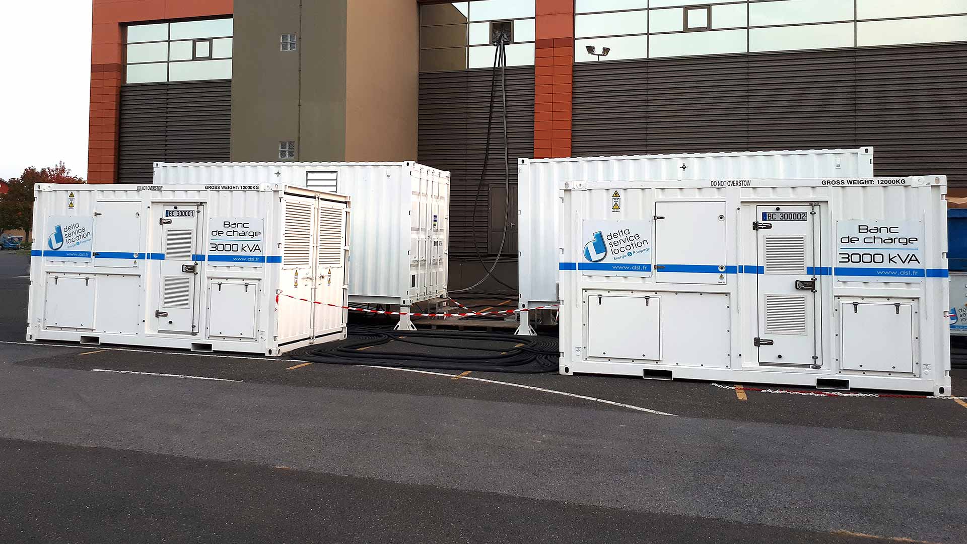 2 bancs de charge 3000 kVA avec 2 transformateurs devant un data center