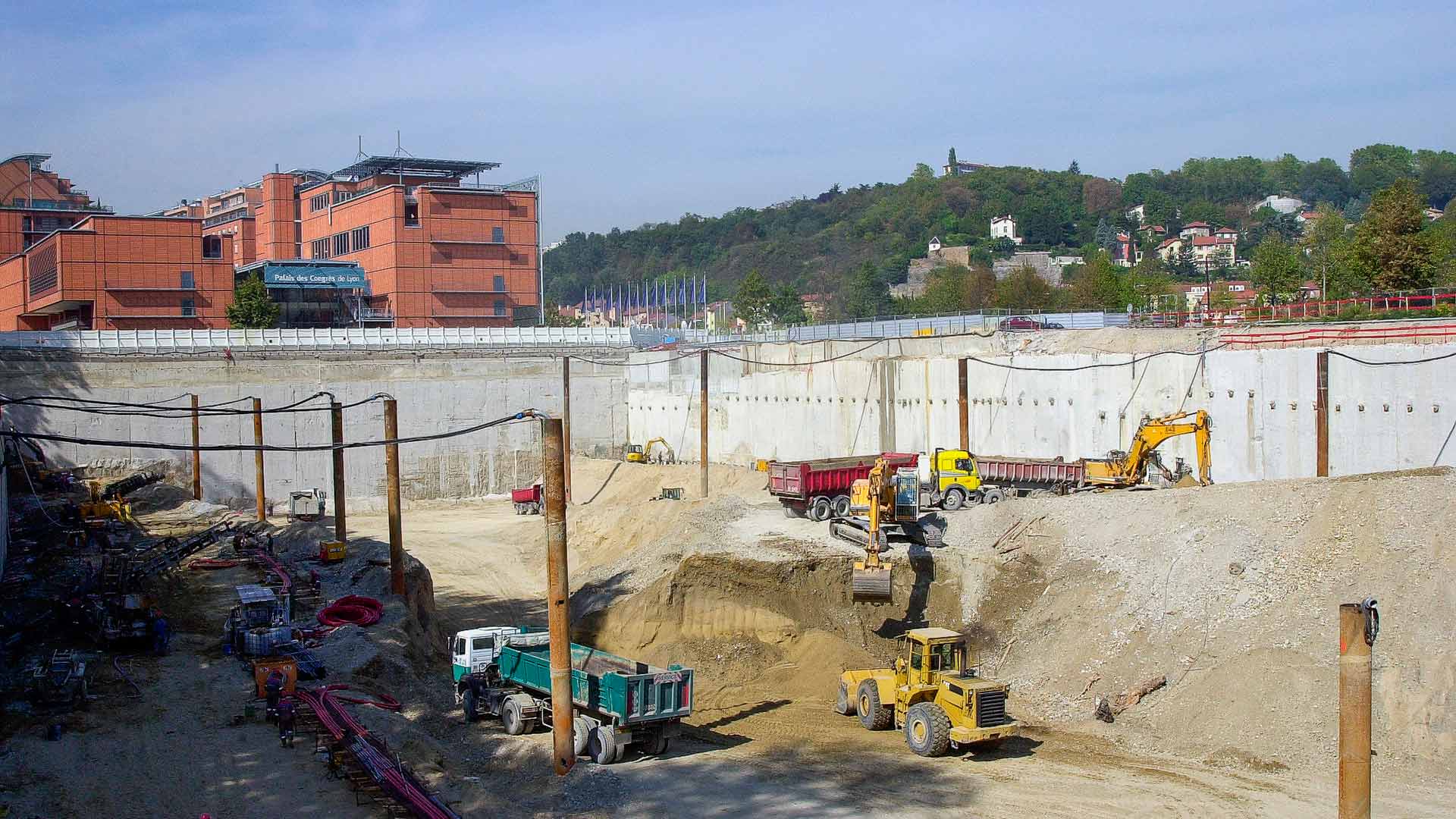 Vue globale du chantier avec les puits de rabattement