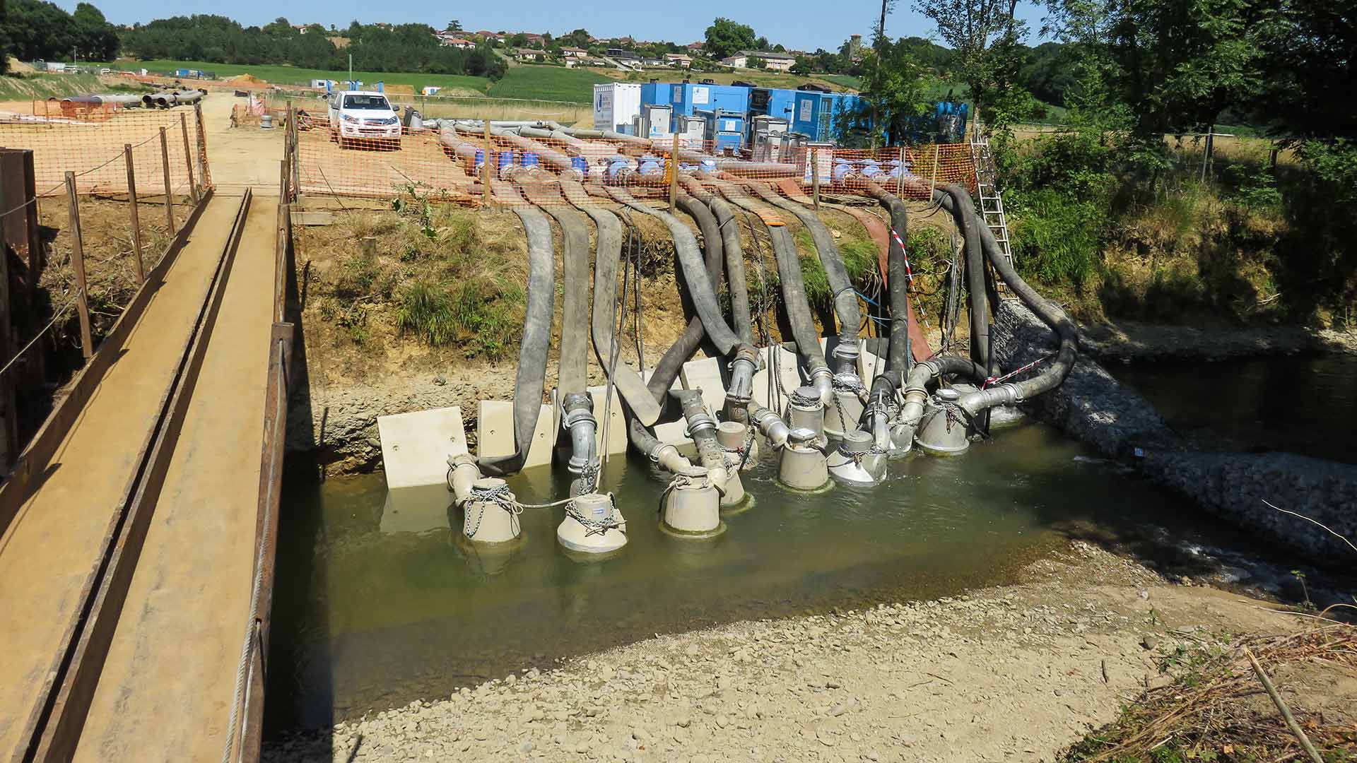 12 pompes 1000 m³/h installées dans le cours d'eau