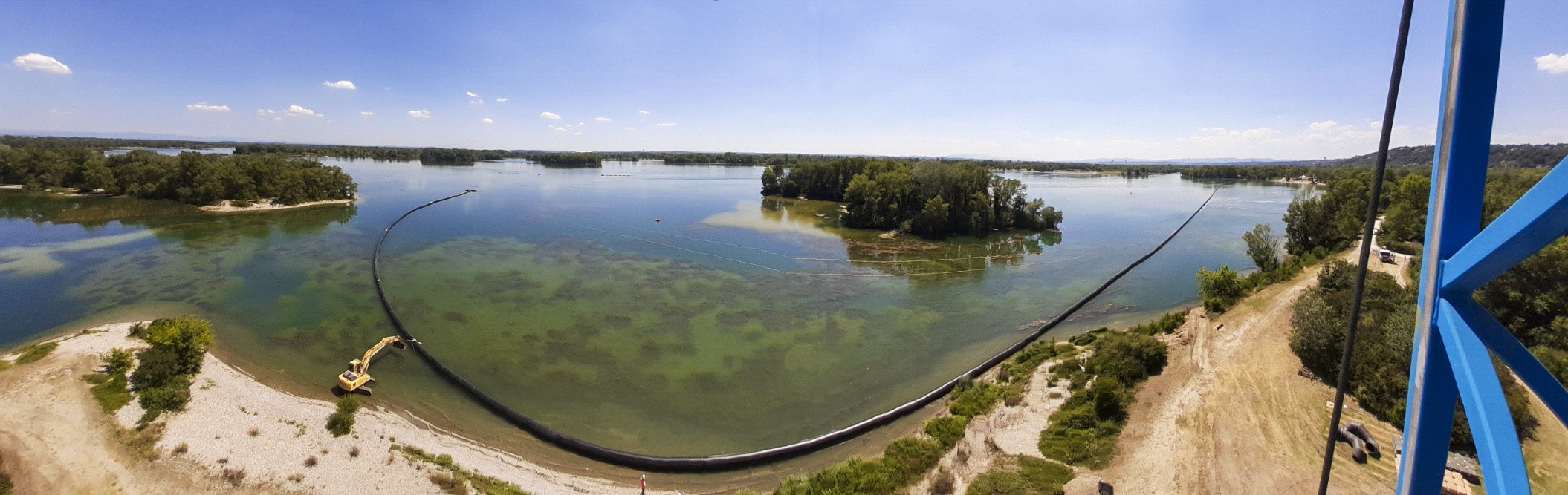 Vue panoramique de haut de la conduite diamètre 900 mm en flottaison sur l'eau