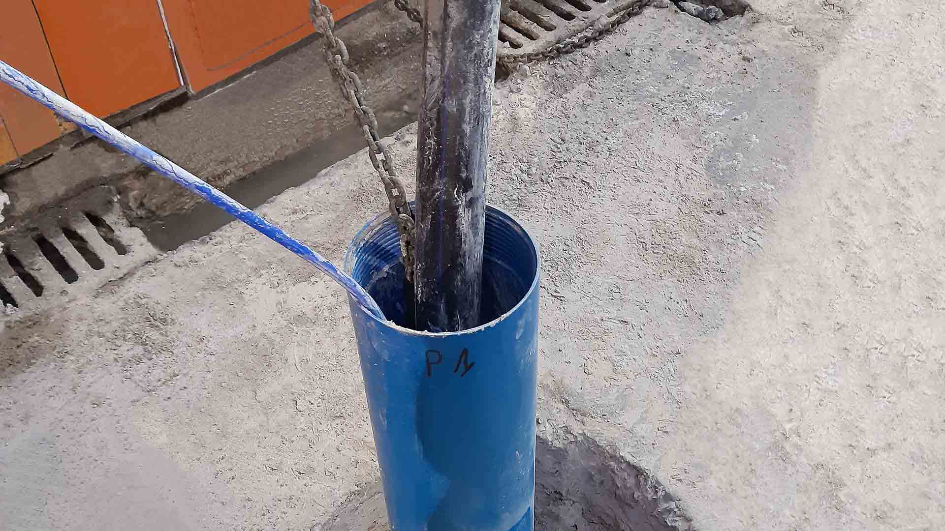 Pompe de forage installée dans un puits de faible diamètre