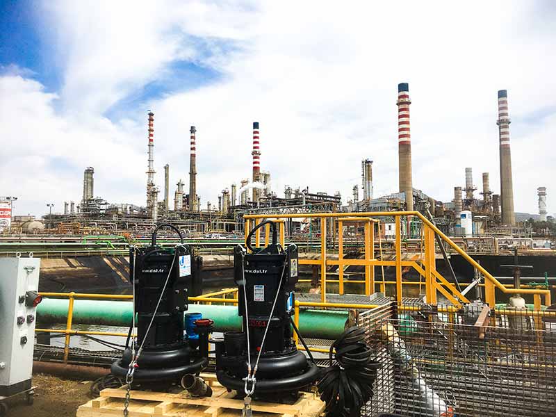 2 pompes industrielles pour boues acides et corrosives installées sur site