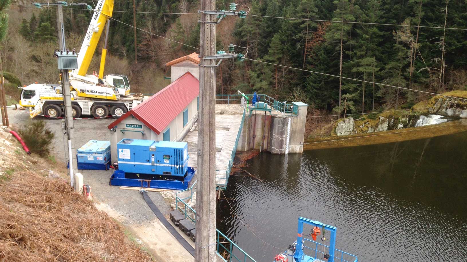 Location de barge de dévasage pour un barrage