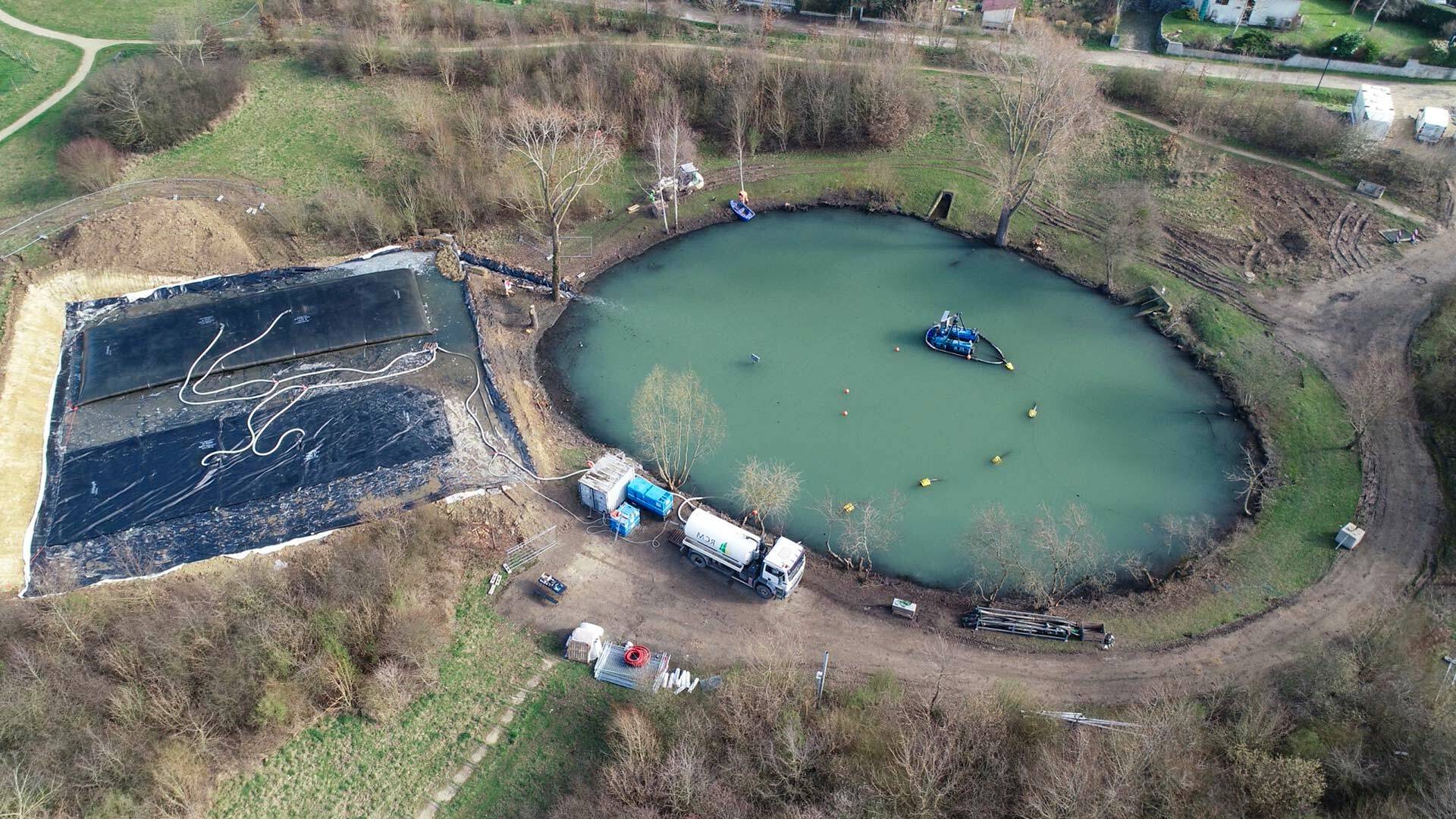 Curage de boues dans un bassin de rétention d'eaux pluviales