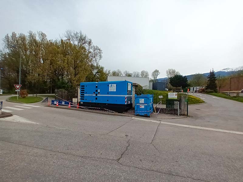 Groupe électrogène installé et en fonctionnement avec sa cuve de GNR