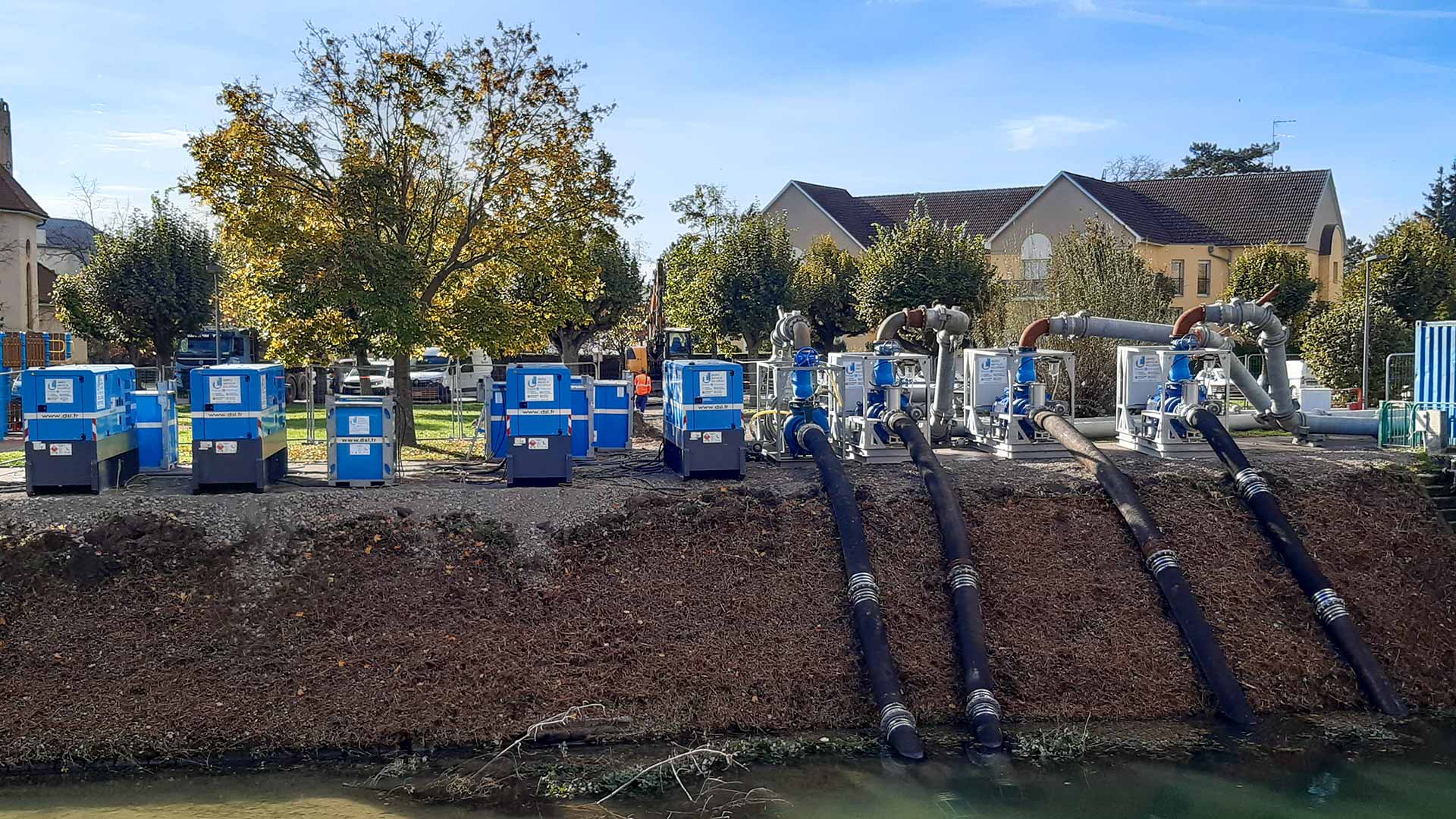 Pompes avec les tuyaux dans l'eau en contrebas