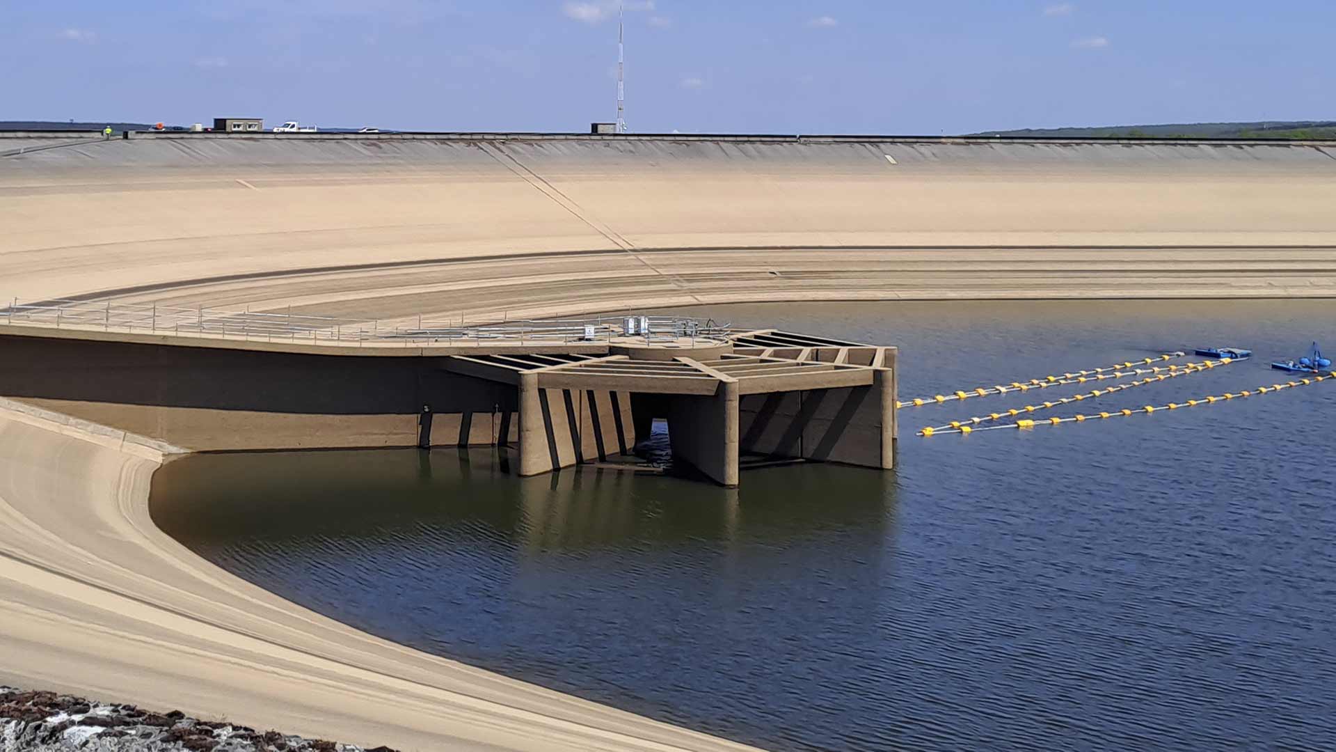 Pompes installées dans un bassin d'au d'une centrale hydroélectrique