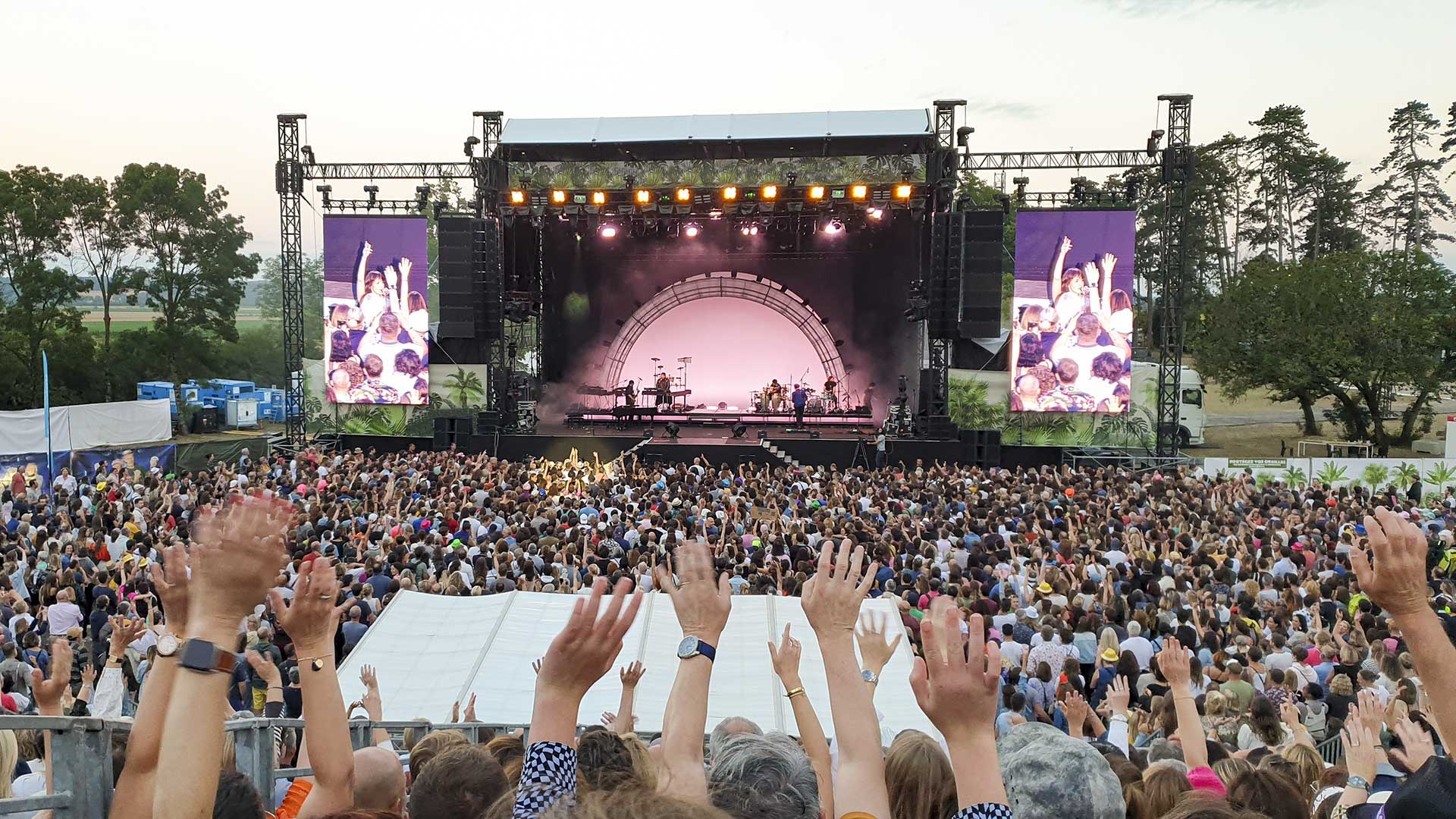 Scène de festival avec les groupes électrogènes DSL derrière